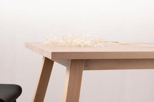 如何清洁和消毒你的木桌